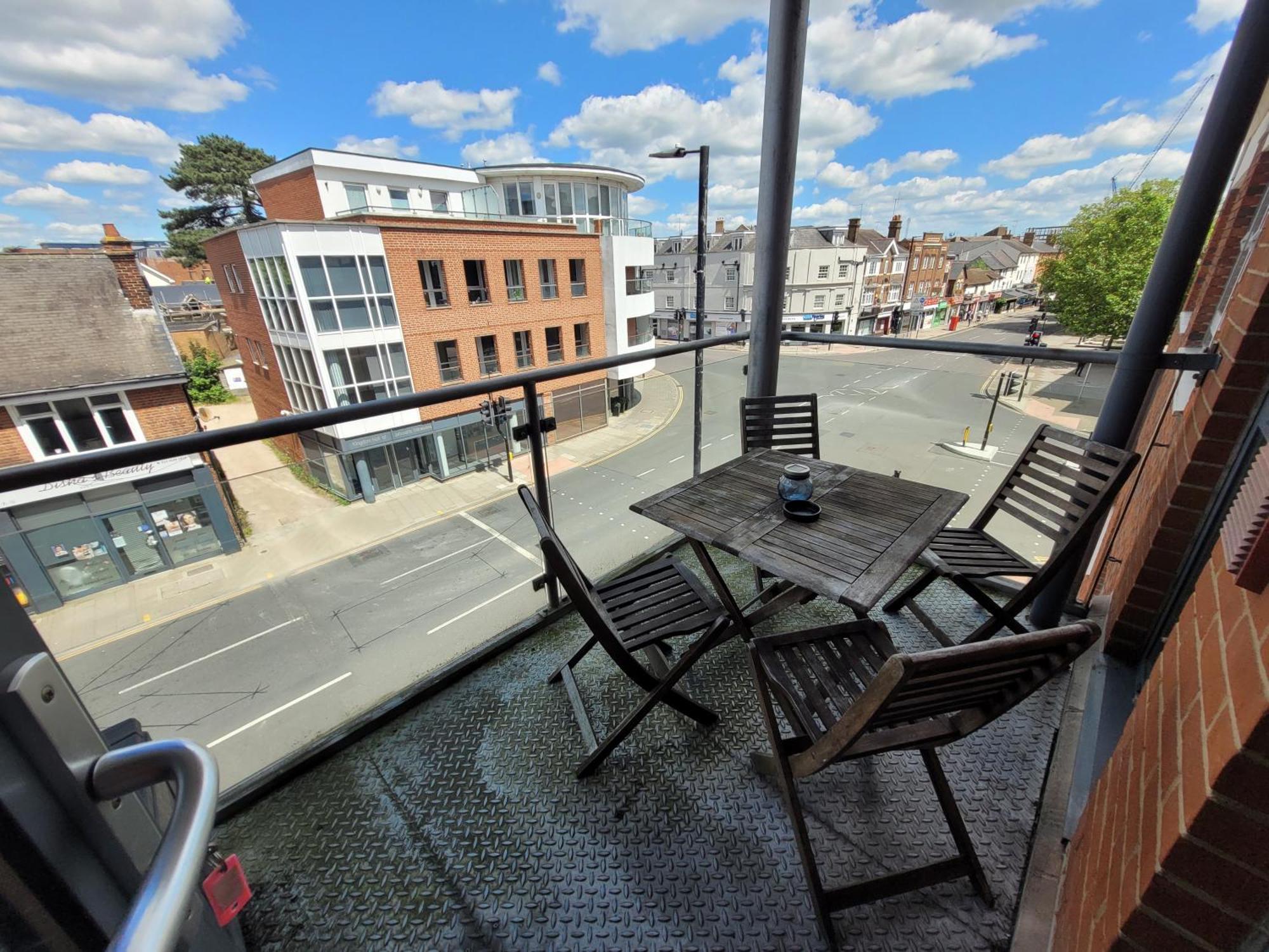 Lesley Court- A Lovely Spacious 2 Bedroom Apartment By Catchpole Stays 첼름스퍼드 외부 사진