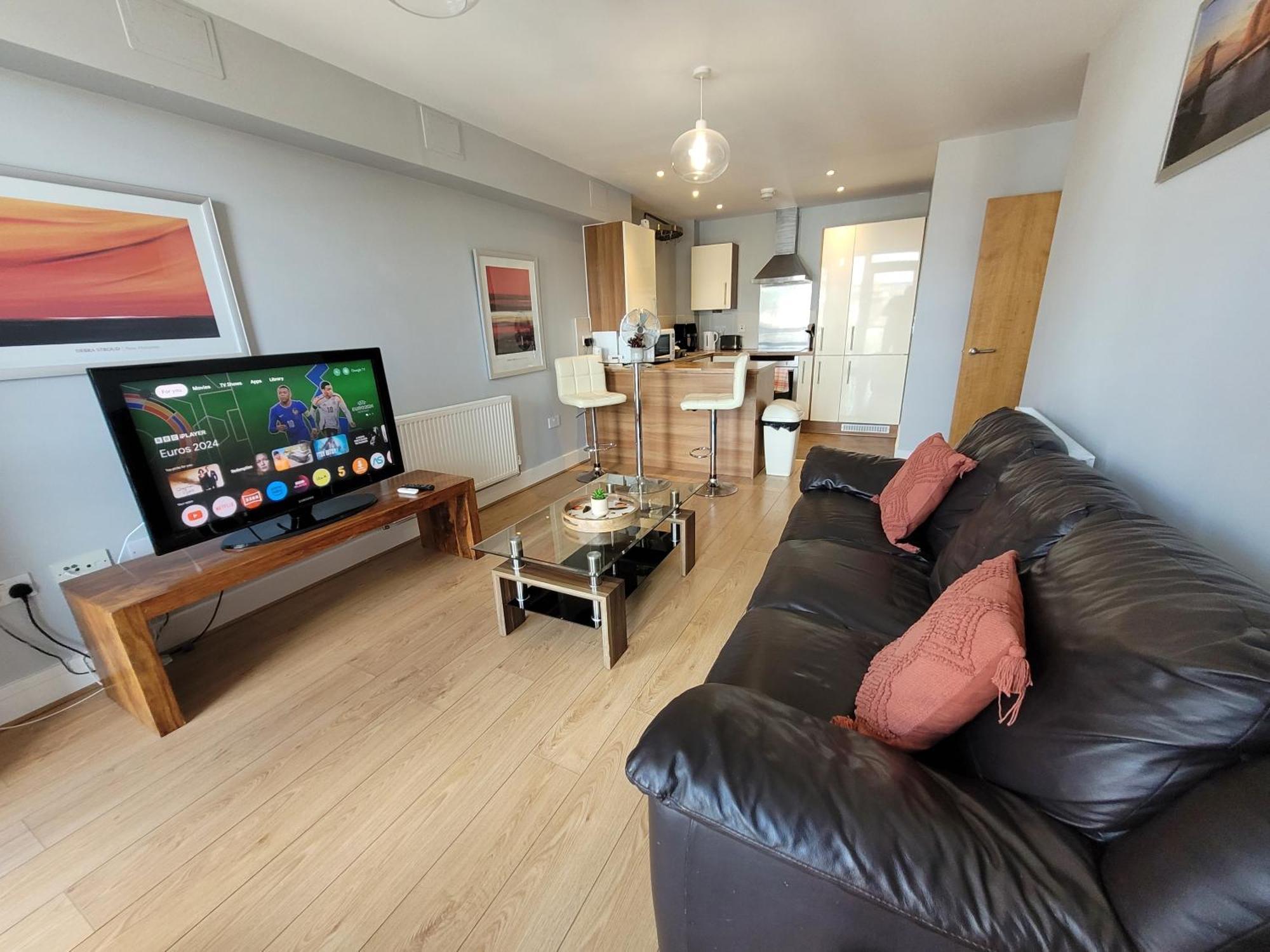 Lesley Court- A Lovely Spacious 2 Bedroom Apartment By Catchpole Stays 첼름스퍼드 외부 사진